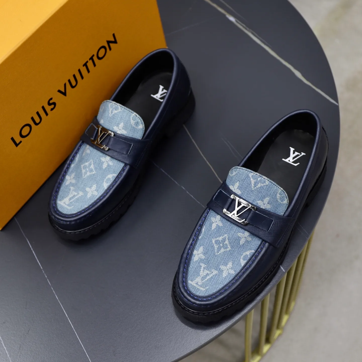 Men's men's shoes💰600💰Louis Vuitton LV men's classic Oxford shoes, men's business formal boutique leather shoes, classic style, almond kernel exquisite toe, ultimate art, the whole shoe is made of imported cow leather (open edge beads), carefully selected, fine pores, excellent gloss, soft texture, strong toughness, durable and not easy to deform, apricot calf leather lining, soft, comfortable, sweat-absorbent and breathable. Foam outsole, original box and dust bag packaging! Size: 38–44 (45/46 customized)